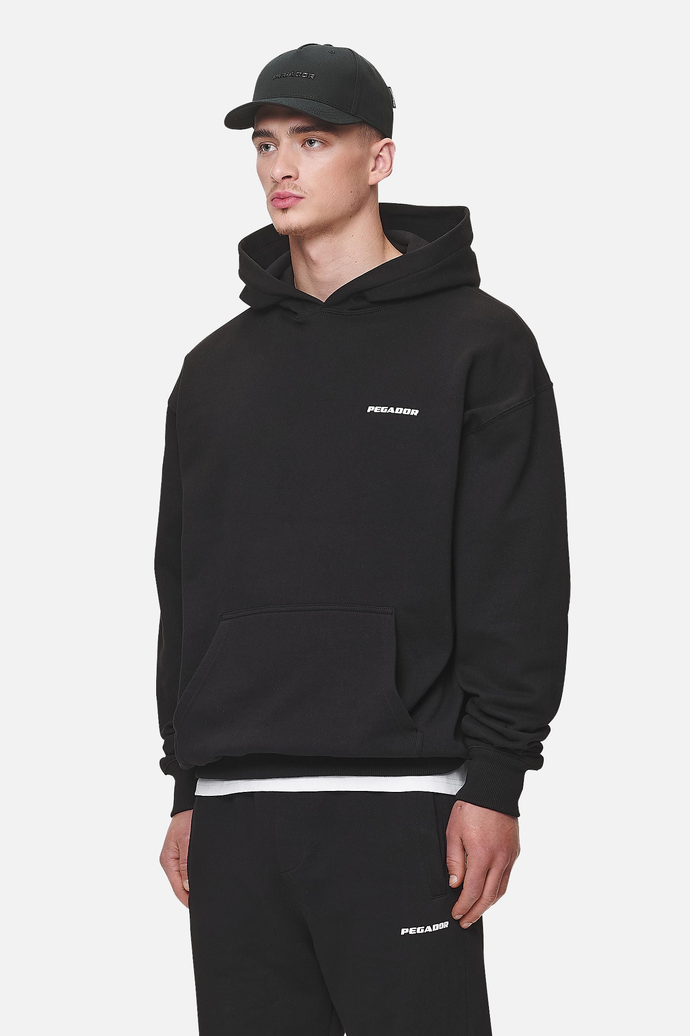 Pegador Logo Oversized Hoodie Washed Black White Gum Seitenansicht aus der Never Too Late Kollektion für Herren