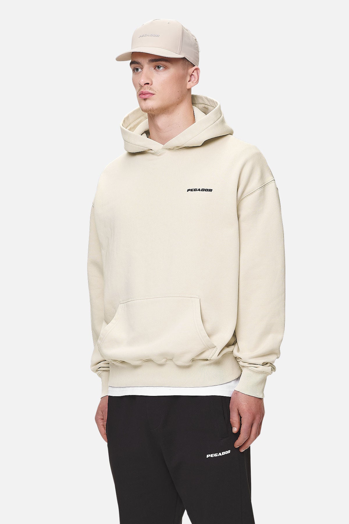 Pegador Logo Oversized Hoodie Washed Desert Sand Black Gum Seitenansicht aus der Never Too Late Kollektion für Herren