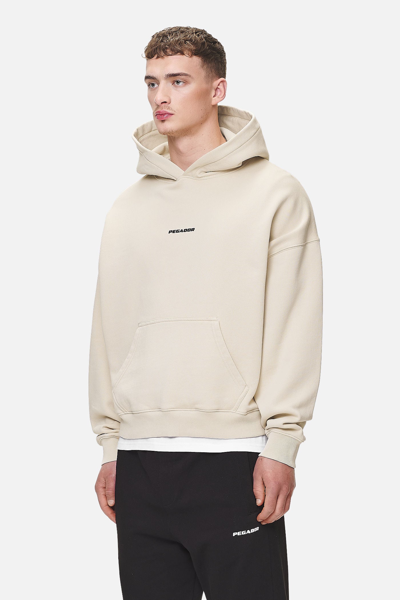 Pegador Logo Boxy Hoodie Washed Desert Sand Black Gum Seitenansicht aus der Never Too Late Kollektion für Herren