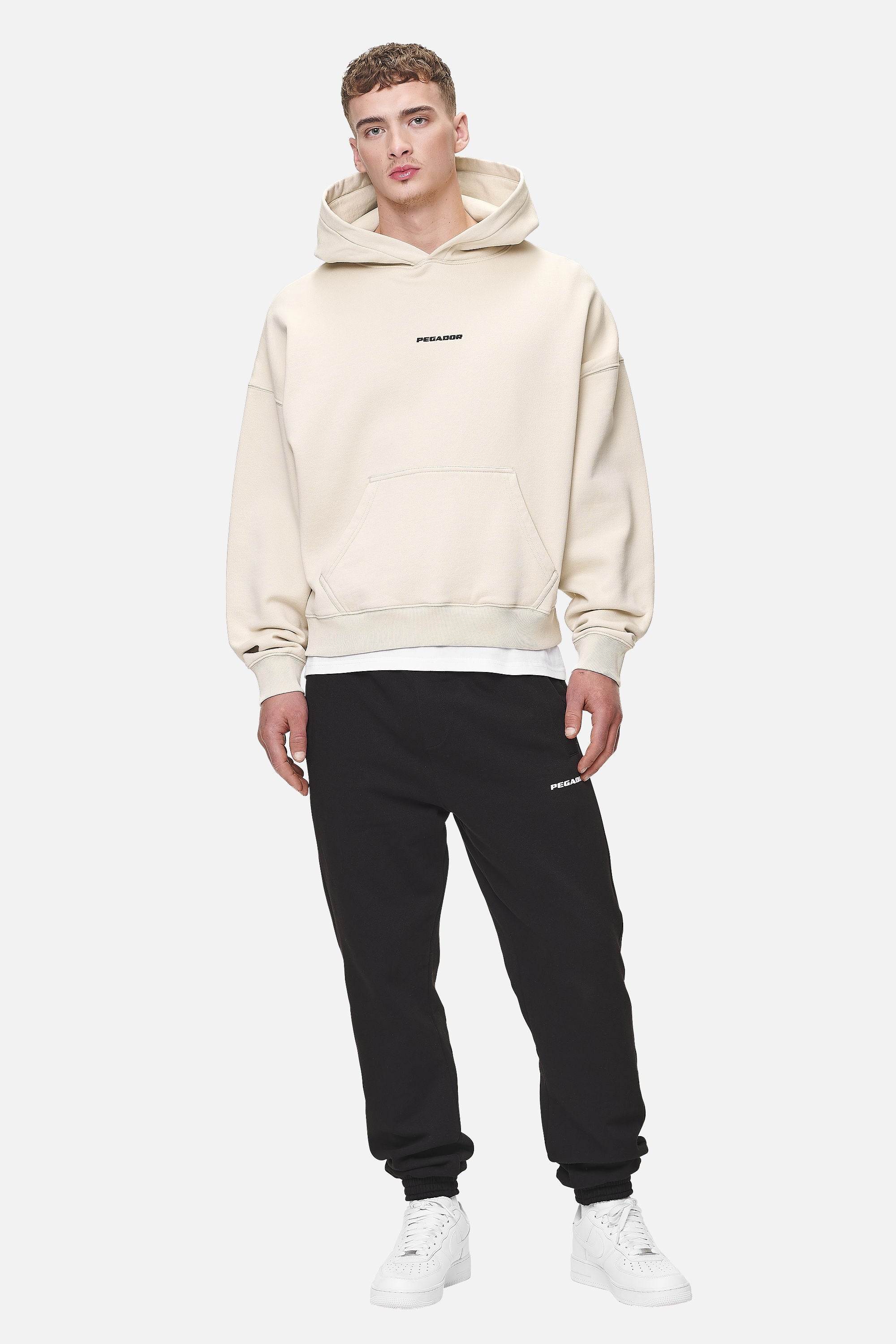 Pegador Logo Boxy Hoodie Washed Desert Sand Black Gum Ganzkörper Bild aus der Never Too Late Kollektion für Herren