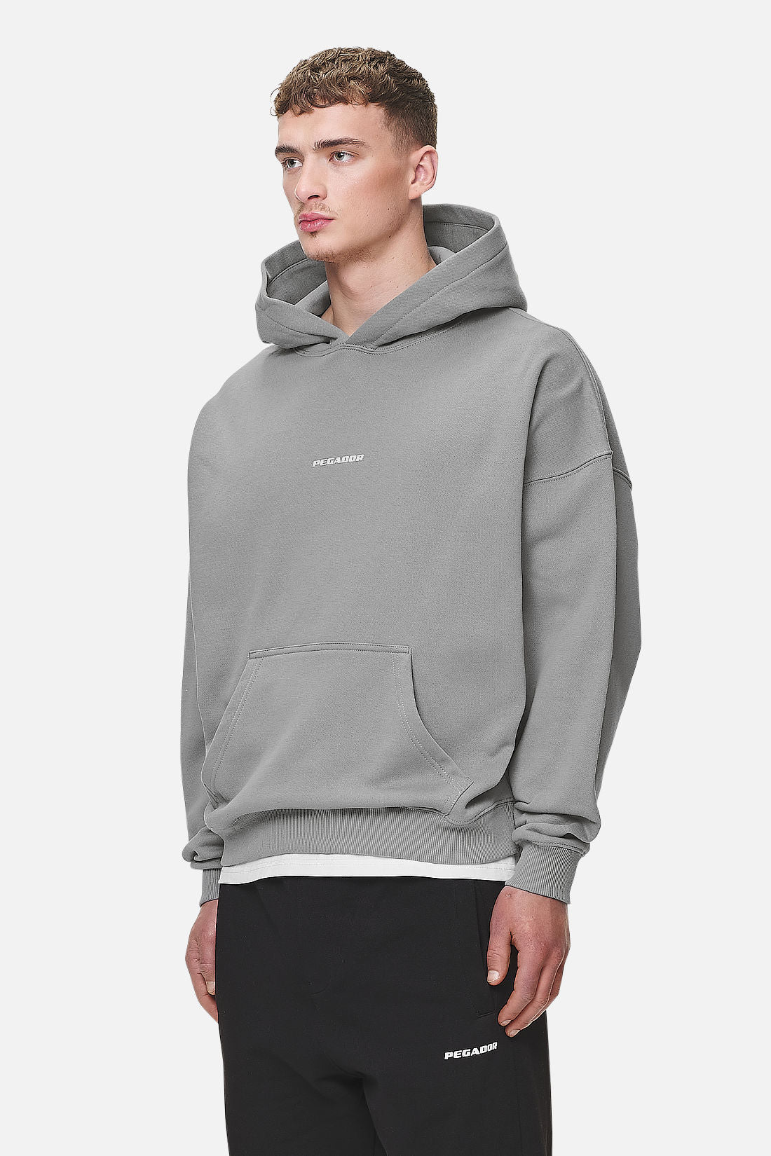 Pegador Logo Boxy Hoodie Washed Cool Grey White Gum Seitenansicht aus der Never Too Late Kollektion für Herren