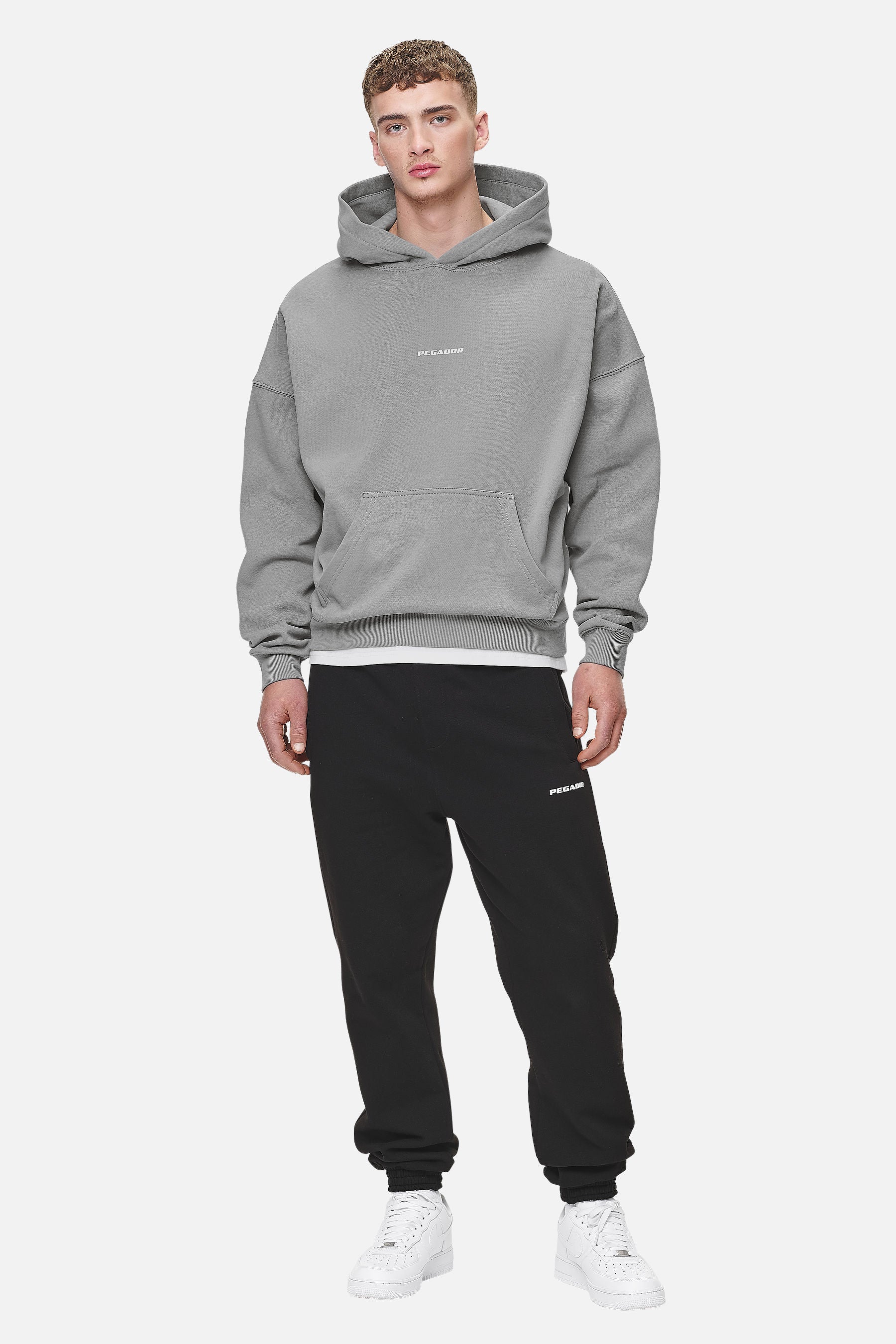 Pegador Logo Boxy Hoodie Washed Cool Grey White Gum Ganzkörper Bild aus der Never Too Late Kollektion für Herren