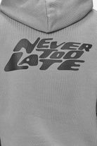 Pegador Narson Oversized Hoodie Washed Cool Grey Detailshot aus der Never Too Late Kollektion für Herren