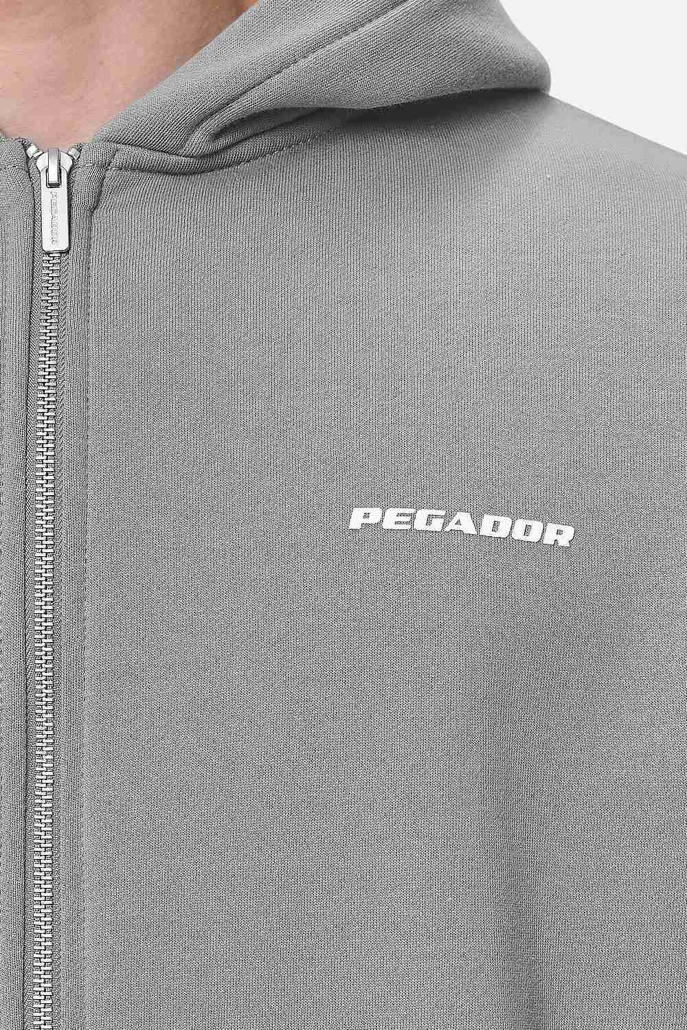 Pegador Logo Oversized Sweat Jacket Washed Cool Grey White Gum Detailshot aus der Never Too Late Kollektion für Herren