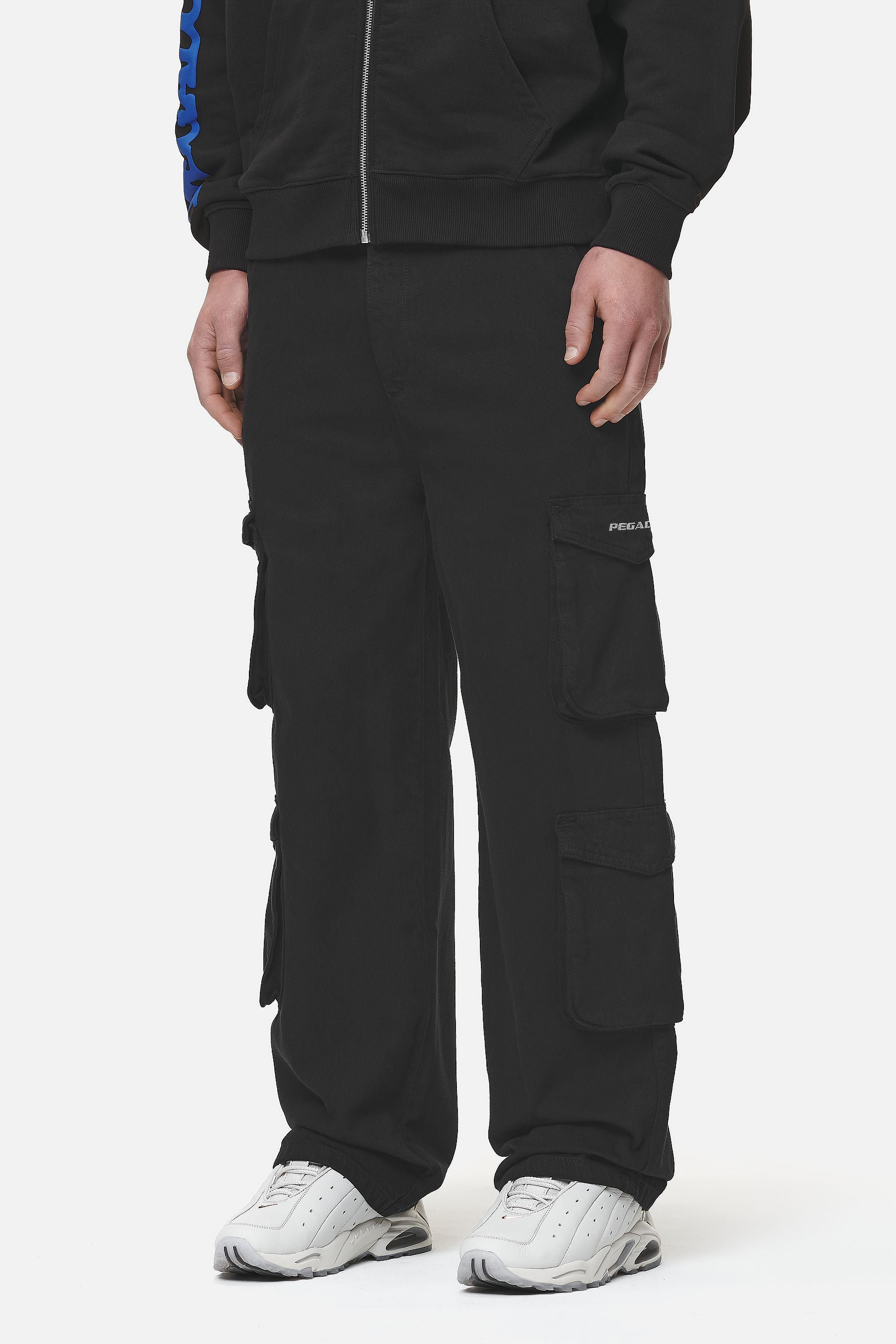 Pegador Garlan Wide Cargo Pants Black Hauptansicht aus der Never Too Late Kollektion für Herren