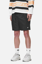 Pegador P Logo Basic Shorts Black Seitenansicht aus der Never Too Late Kollektion für Herren