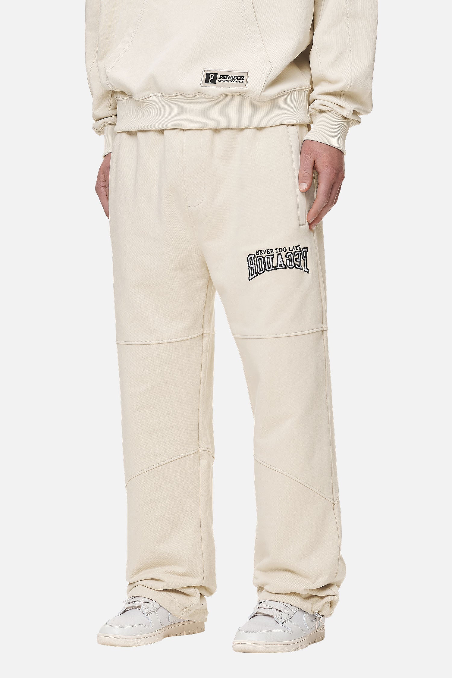 Pegador Beech Baggy Sweat Pants Washed Desert Sand Seitenansicht aus der Never Too Late Kollektion für Herren