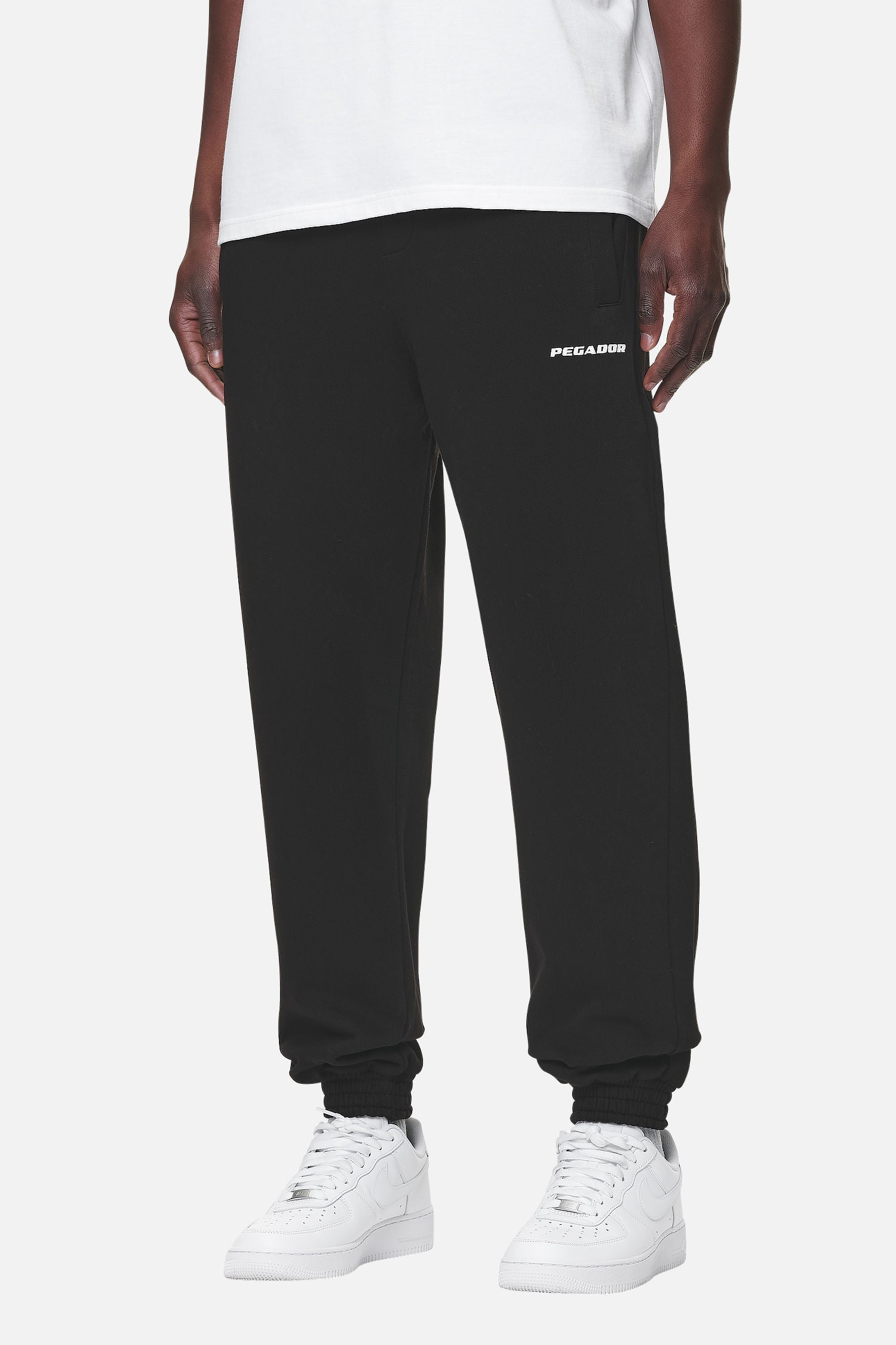 Pegador Logo Heavy Sweat Jogger Washed Black White Gum Seitenansicht aus der Never Too Late Kollektion für Herren