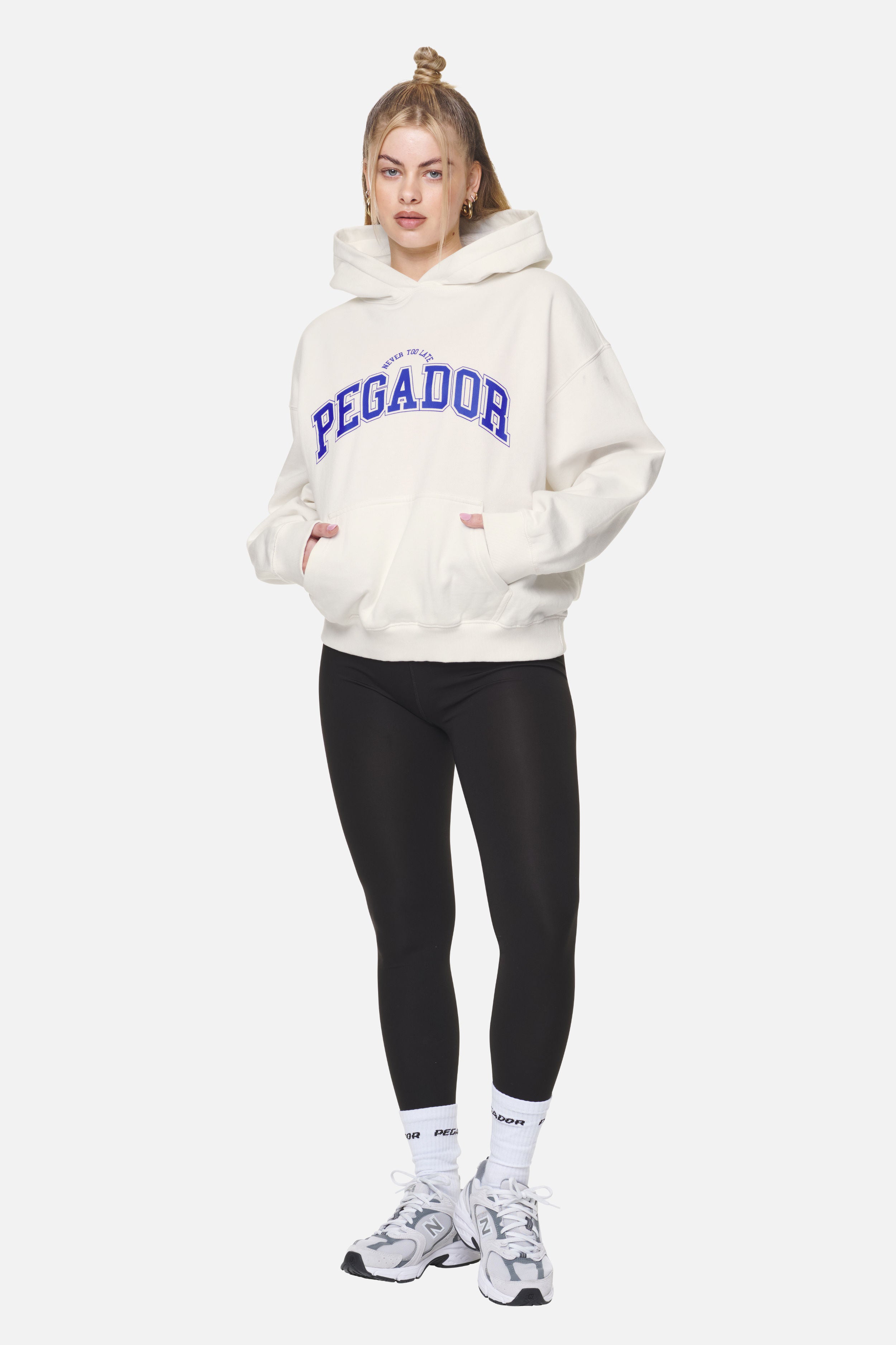 Pegador Wayruna Oversized Hoodie Washed Coconut Milk Ganzkörper Bild aus der Never Too Late Kollektion für DaHerren