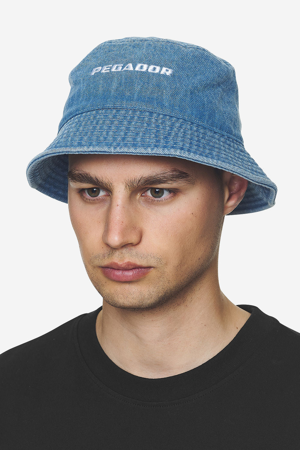 Pegador Logo Denim Bucket Hat Baby Blue Ganzkörper Bild aus der Next Wave Kollektion für Herren