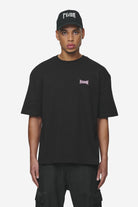 Pegador Dacko Oversized Tee Washed Black Bubblegum Seitenansicht aus der Next Wave Kollektion für Herren