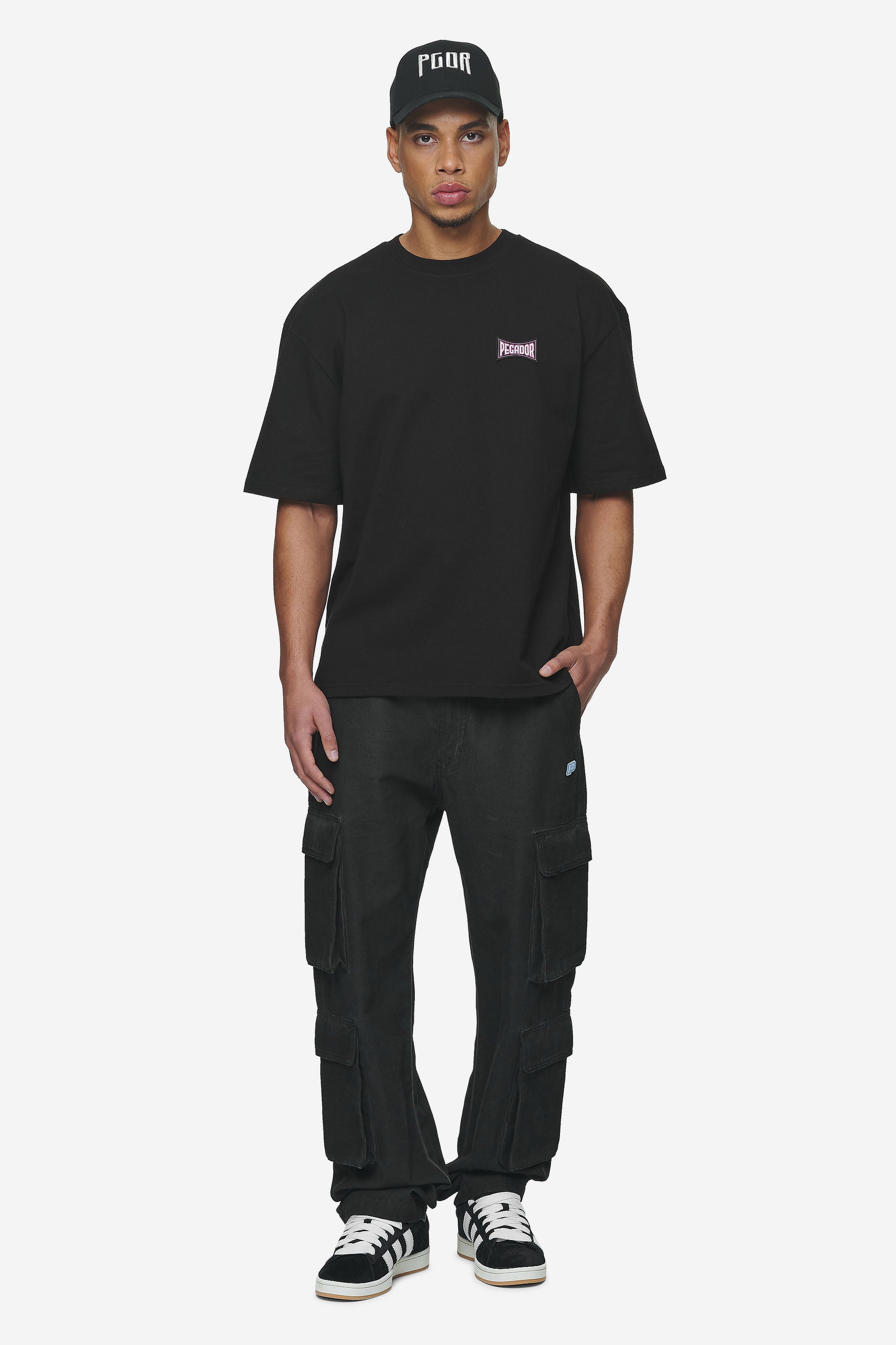 Pegador Preto Wide Cargo Pants Dyed Black Ganzkörper Bild aus der Next Wave Kollektion für Herren