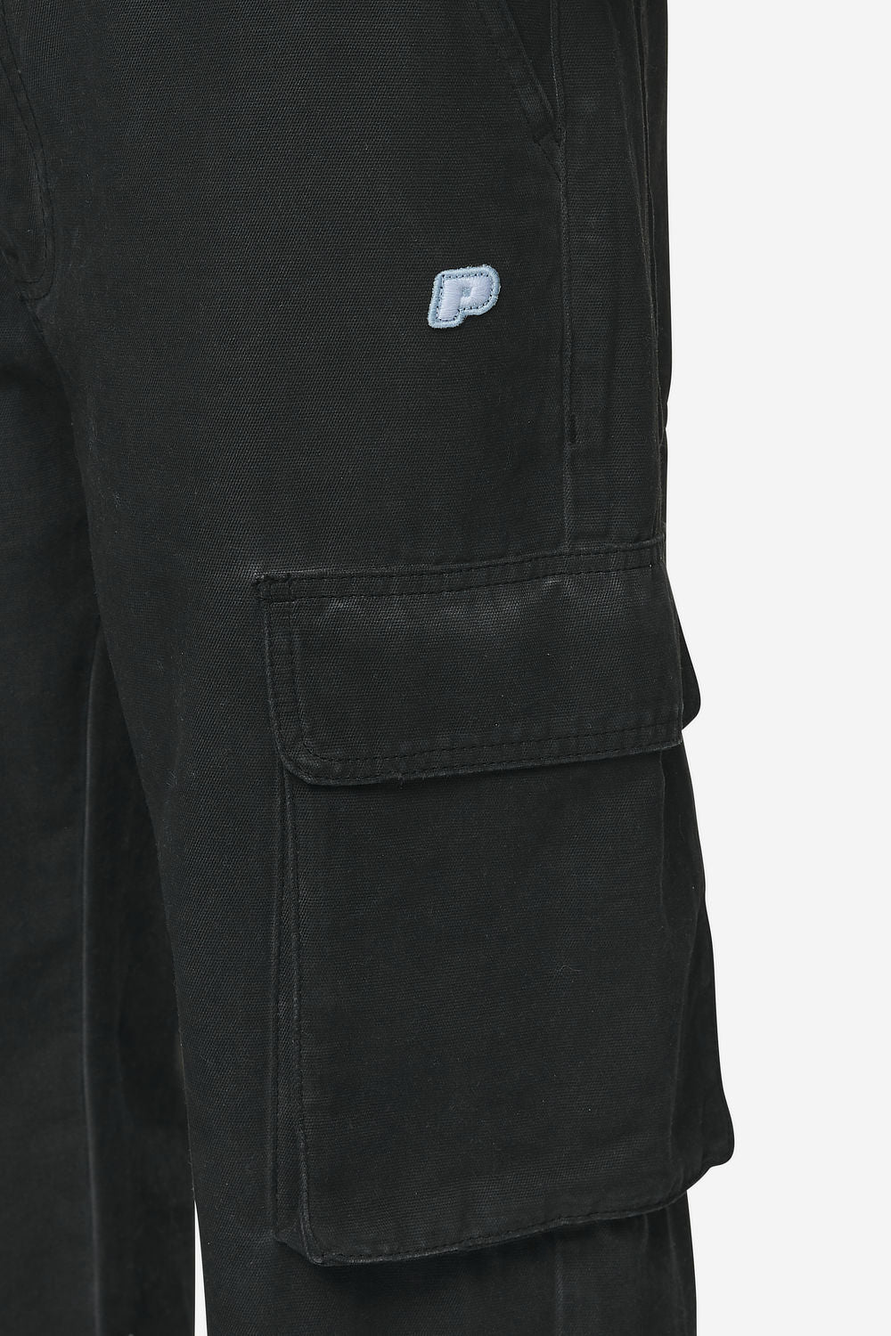 Pegador Preto Wide Cargo Pants Dyed Black Detailshot aus der Next Wave Kollektion für Herren