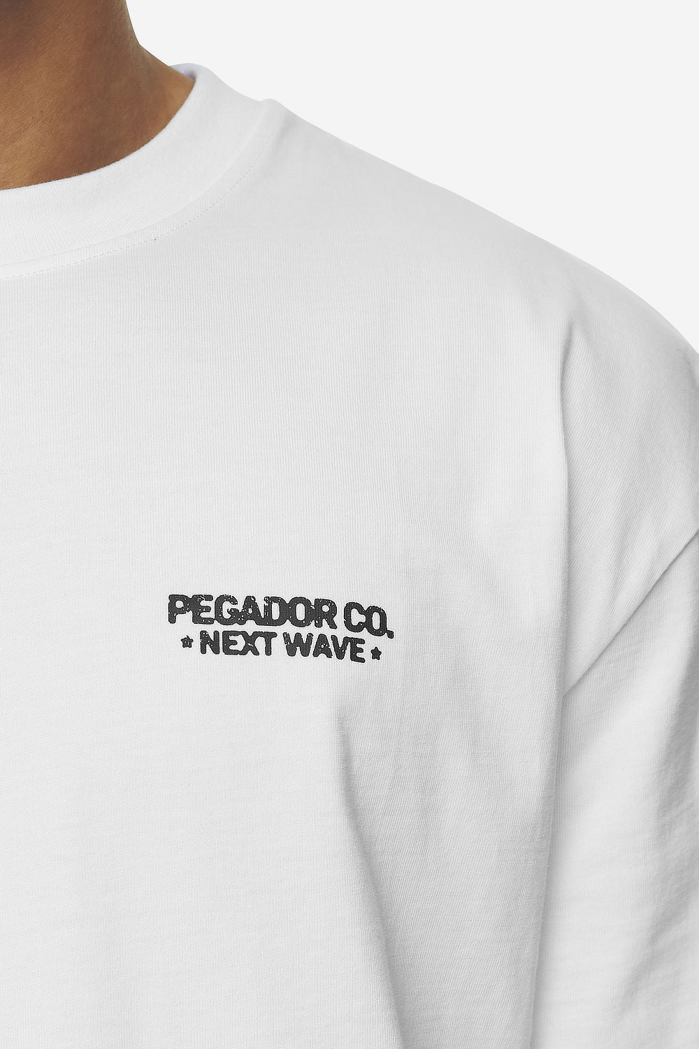 Pegador Fallon Oversized Tee White Detailshot aus der Next Wave Kollektion für Herren