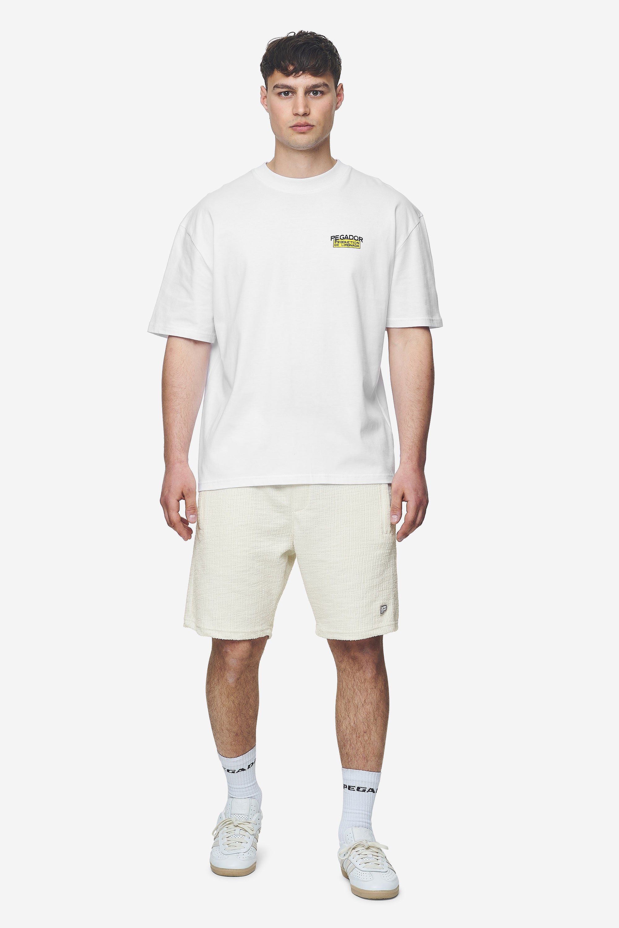 Pegador Kort Oversized Tee White Ganzkörper Bild aus der Next Wave Kollektion für Herren