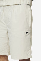 Pegador Shaft Bermuda Shorts Salty Cream Detailshot aus der Next Wave Kollektion für Herren