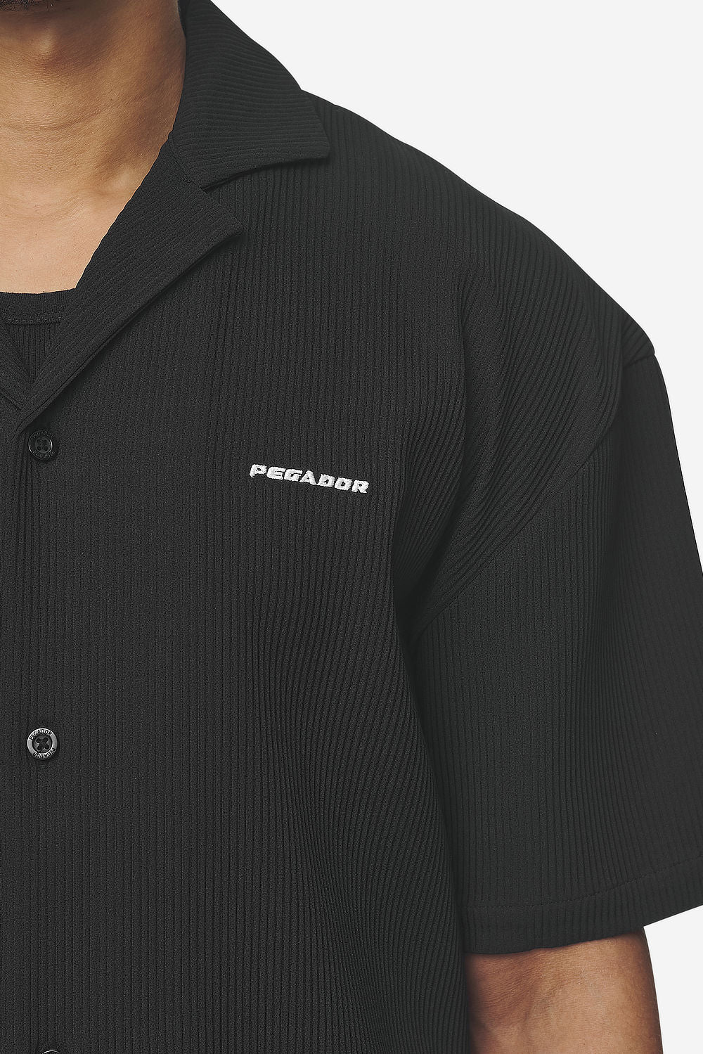 Pegador Troy Plissee Summer Shirt Black Detailshot aus der Next Wave Kollektion für Herren