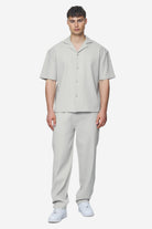 Pegador Troy Plissee Summer Shirt Pearl Grey Detailshot aus der Next Wave Kollektion für Herren