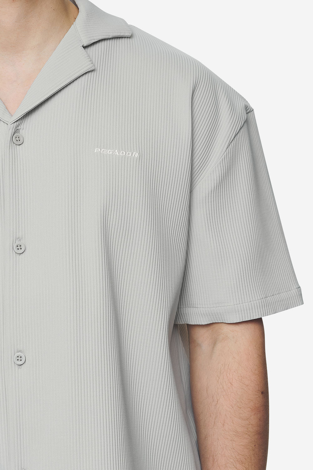 Pegador Troy Plissee Summer Shirt Pearl Grey Detailshot aus der Next Wave Kollektion für Herren