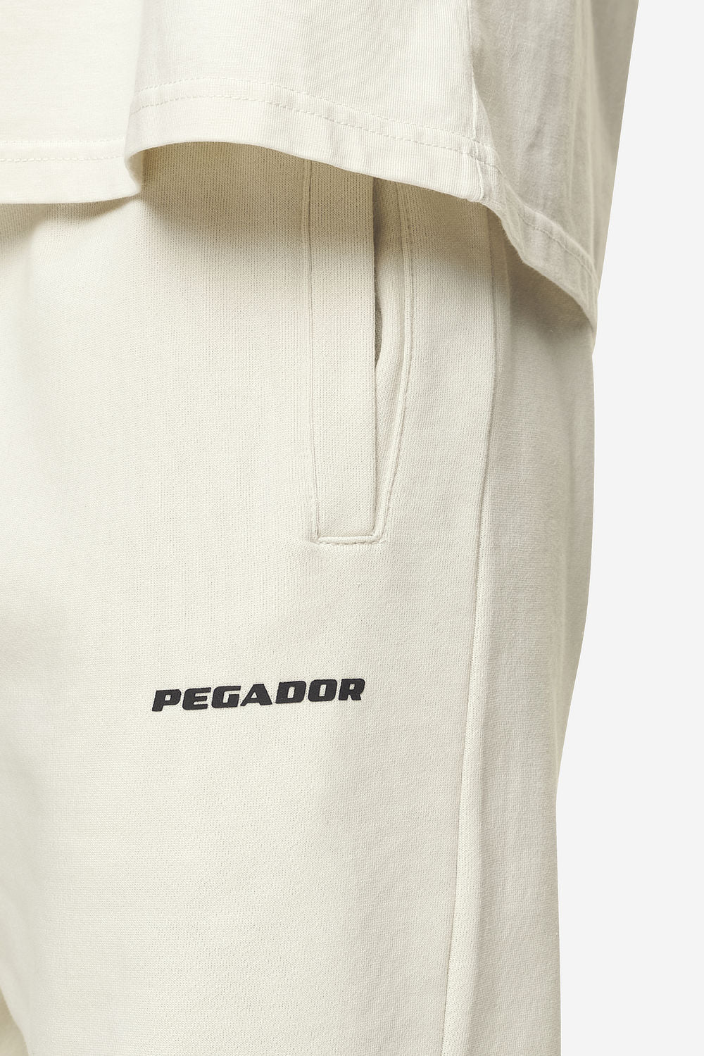 Pegador Logo Wide Sweat Pants Washed Salty Cream Black Gum Detailshot aus der Next Wave Kollektion für Herren