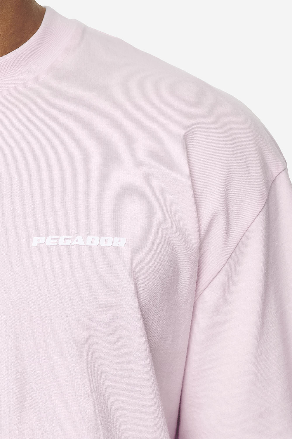 Pegador Logo Oversized Tee Washed Bubblegum White Gum Detailshot aus der Next Wave Kollektion für Herren