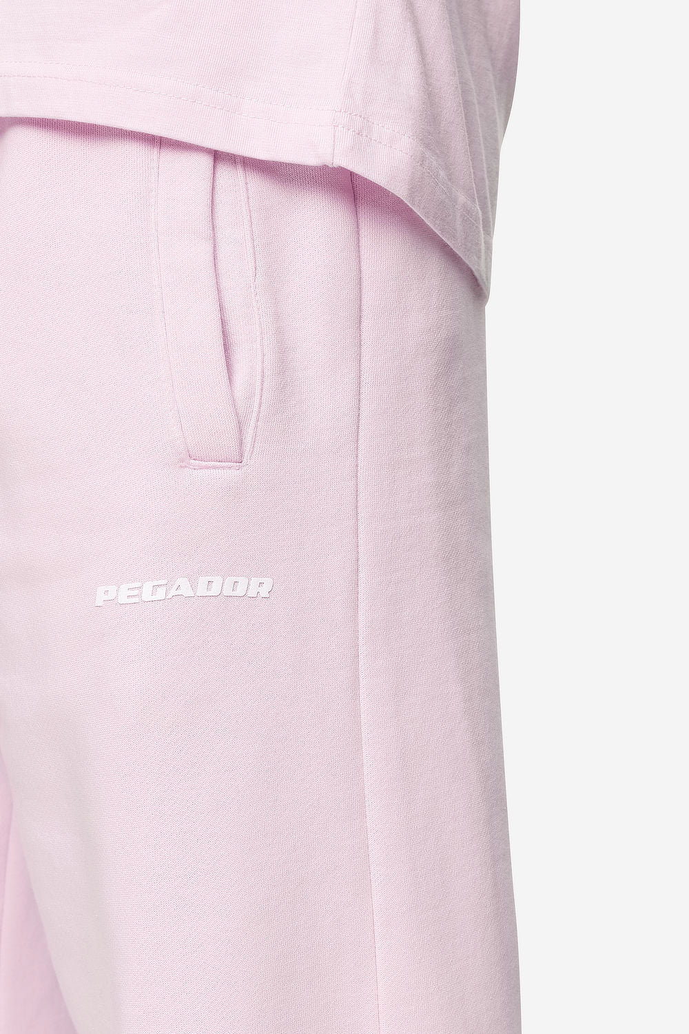 Pegador Logo Wide Sweat Pants Washed Bubblegum White Gum Detailshot aus der Next Wave Kollektion für Herren