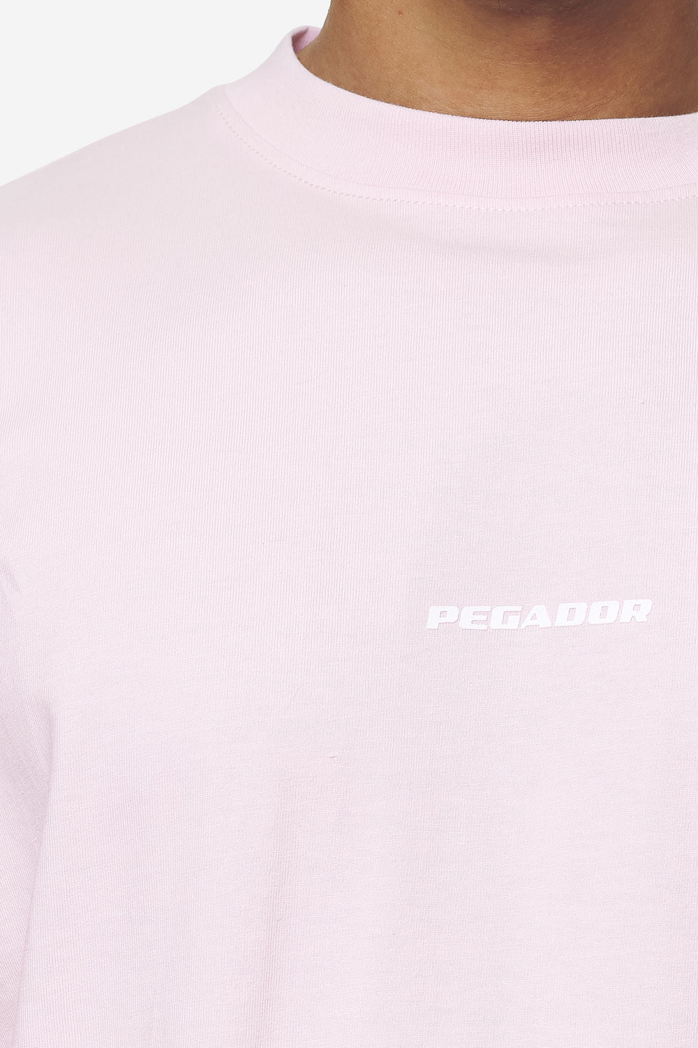 Pegador Logo Boxy Tee Washed Bubblegum White Gum Detailshot aus der Next Wave Kollektion für Herren