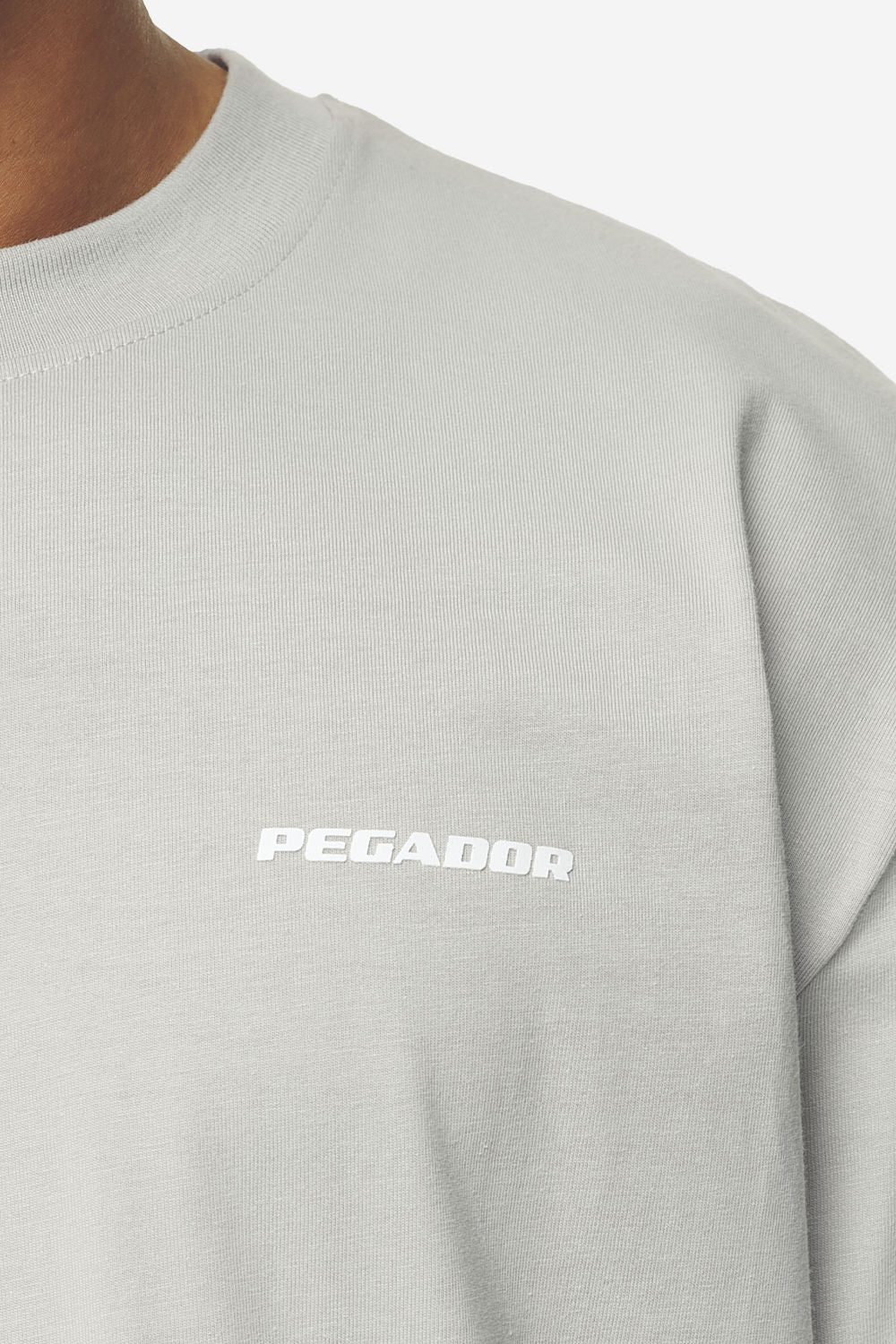 Pegador Logo Oversized Tee Washed Pearl Grey White Gum Detailshot aus der Next Wave Kollektion für Herren