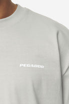 Pegador Logo Oversized Tee Washed Pearl Grey White Gum Detailshot aus der Next Wave Kollektion für Herren