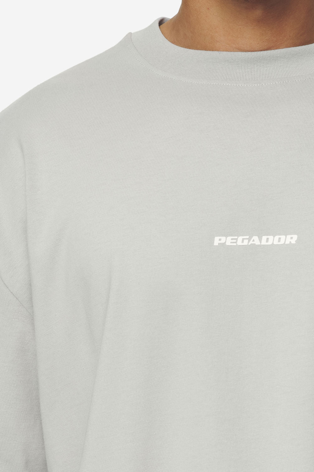 Pegador Logo Boxy Tee Washed Pearl Grey White Gum Detailshot aus der Next Wave Kollektion für Herren