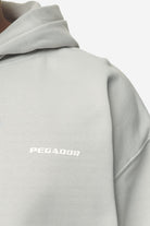 Pegador Logo Oversized Hoodie Washed Pearl Grey White Gum Detailshot aus der Next Wave Kollektion für Herren