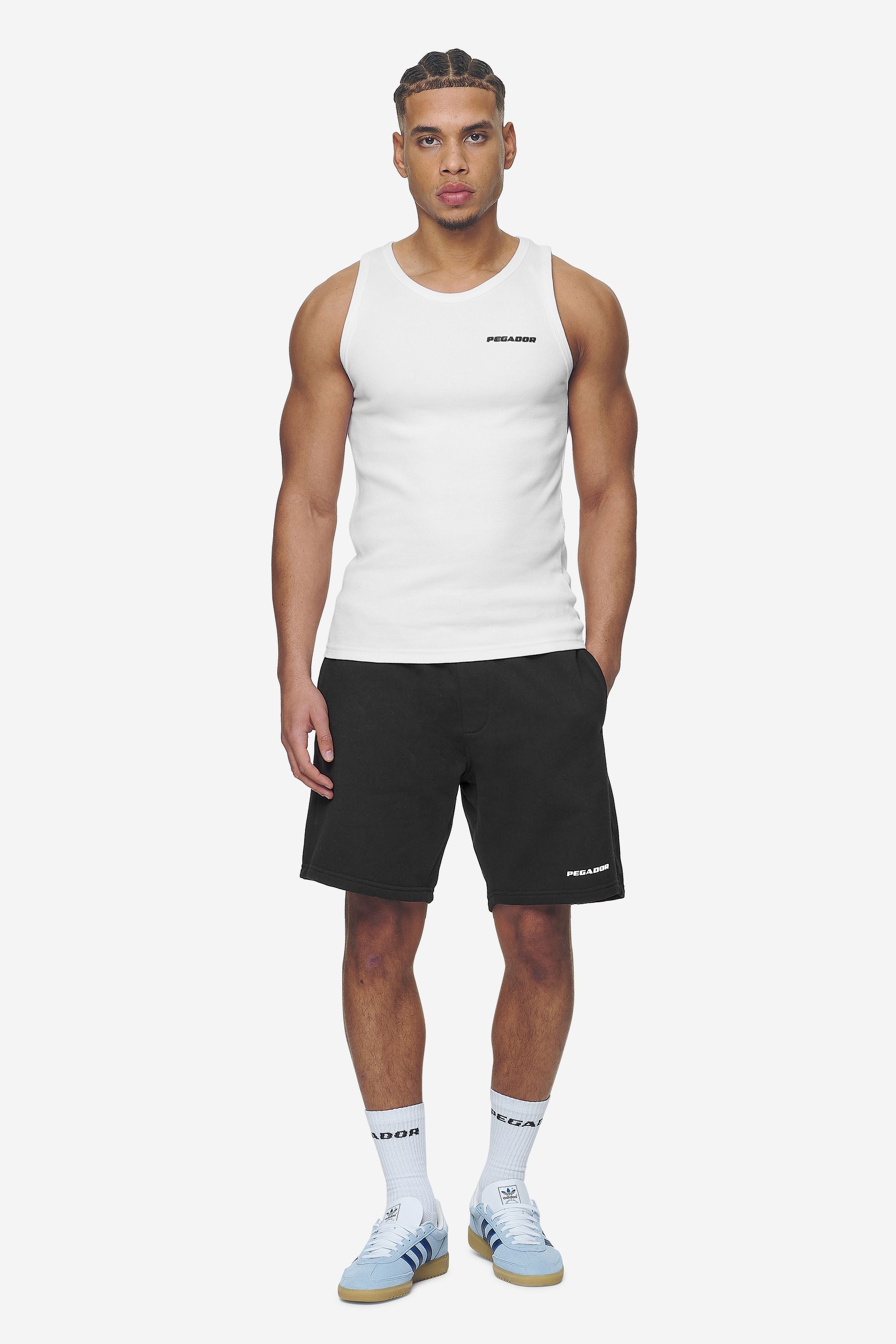 Pegador Logo Heavy Sweat Shorts Washed Black White Gum Ganzkörper Bild aus der Next Wave Kollektion für Herren