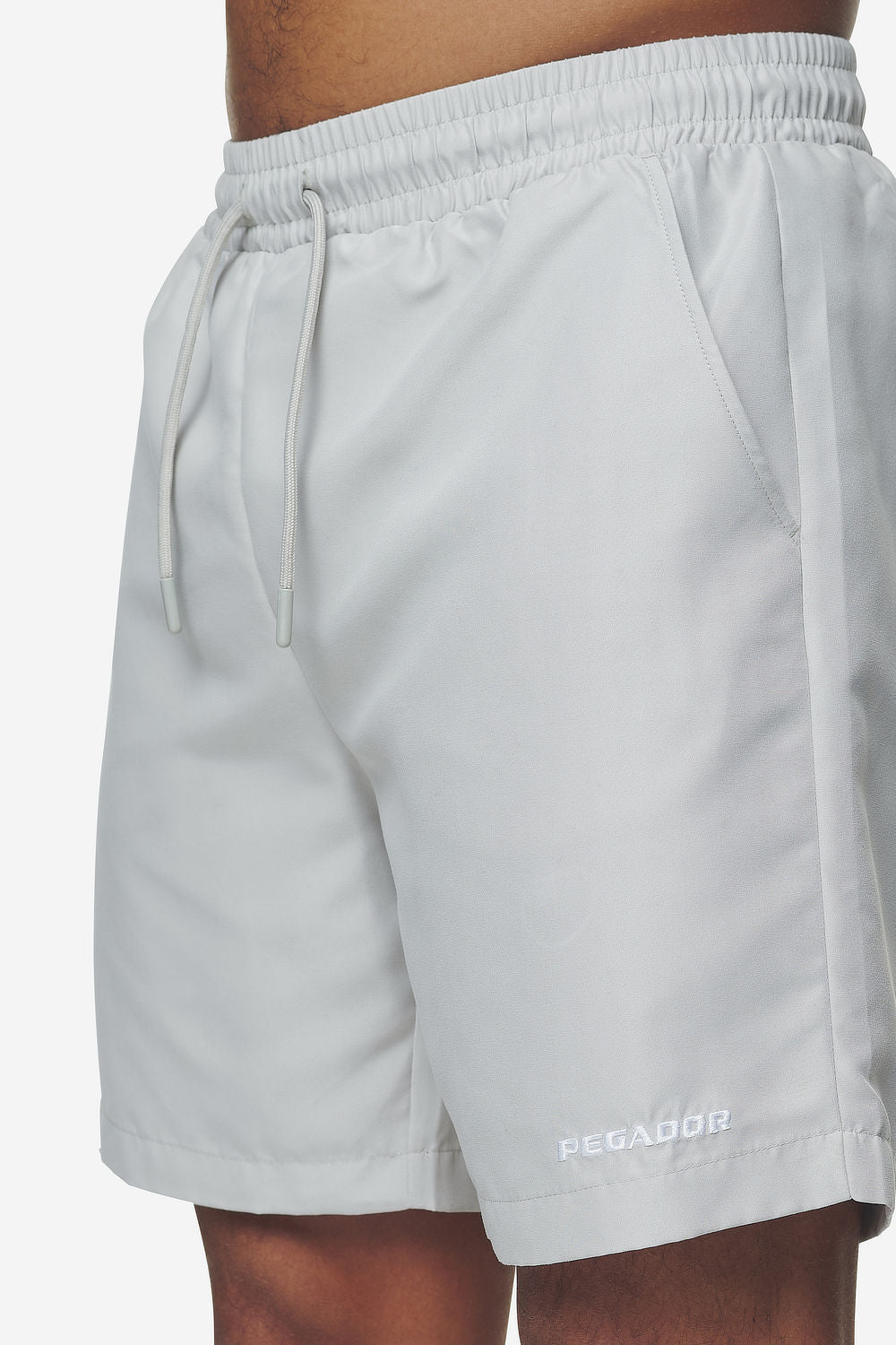 Pegador Logo Swim Shorts Pearl Grey Detailshot aus der Next Wave Kollektion für Herren