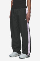 Pegador Stow Wide Track Pants Black Bubblegum Hauptansicht aus der Next Wave Kollektion für Herren