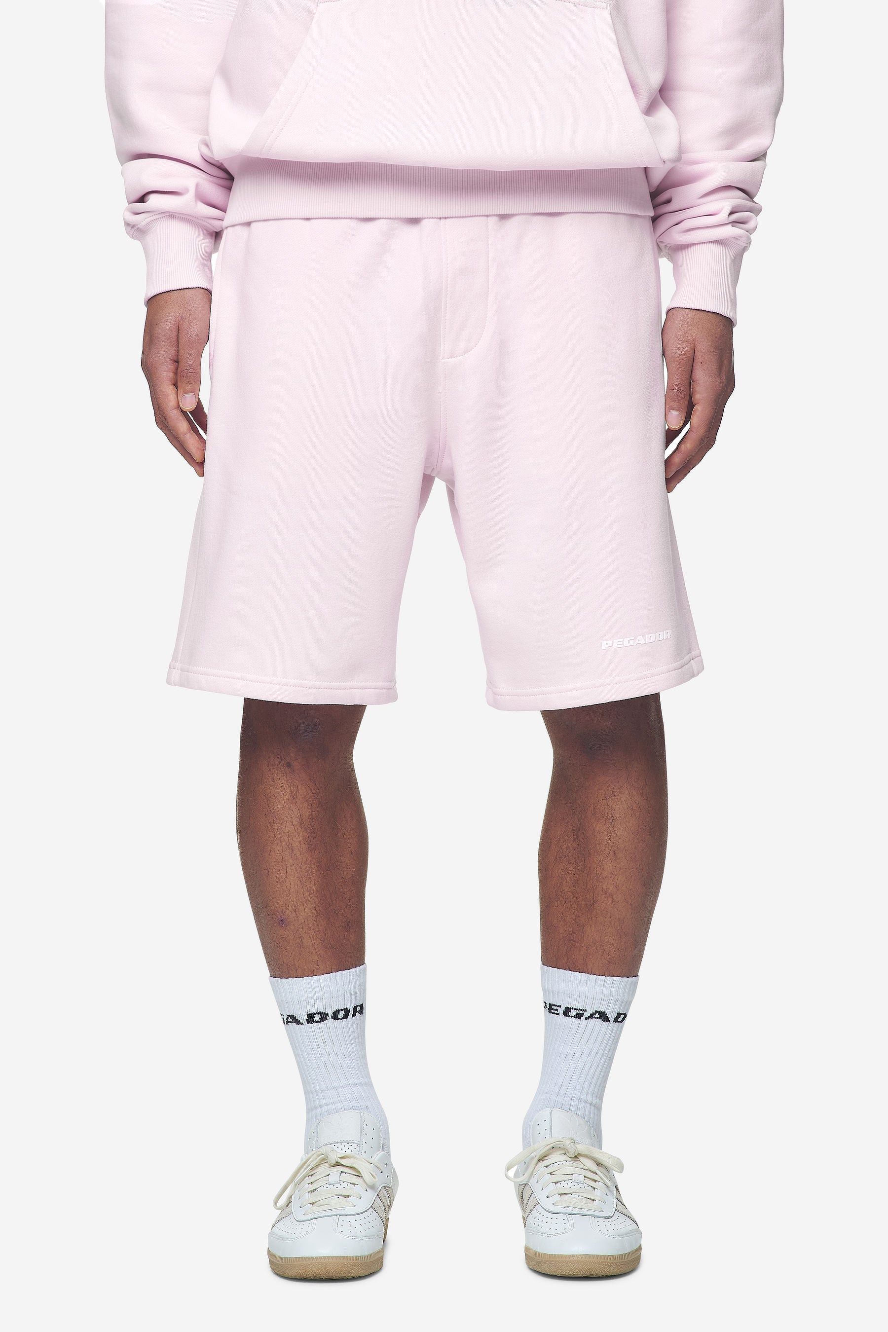 Pegador Logo Heavy Sweat Shorts Washed Bubblegum White Gum Seitenansicht aus der Next Wave Kollektion für Herren