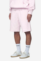 Pegador Logo Heavy Sweat Shorts Washed Bubblegum White Gum Hauptansicht aus der Next Wave Kollektion für Herren