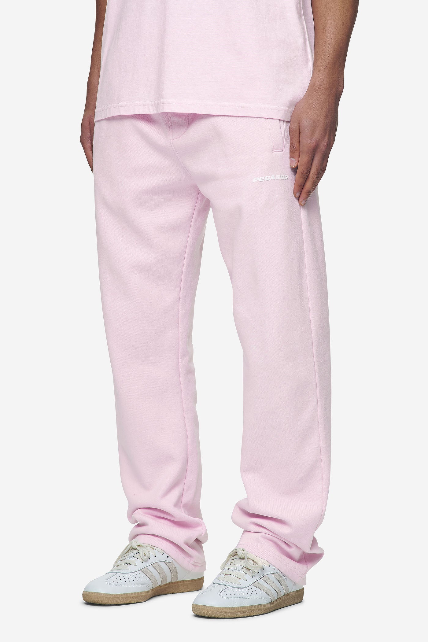 Pegador Logo Wide Sweat Pants Washed Bubblegum White Gum Seitenansicht aus der Next Wave Kollektion für Herren