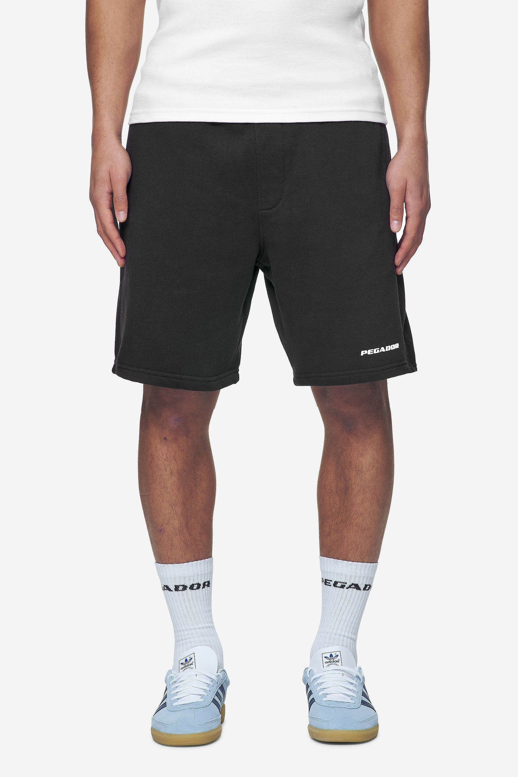 Pegador Logo Heavy Sweat Shorts Washed Black White Gum Seitenansicht aus der Next Wave Kollektion für Herren