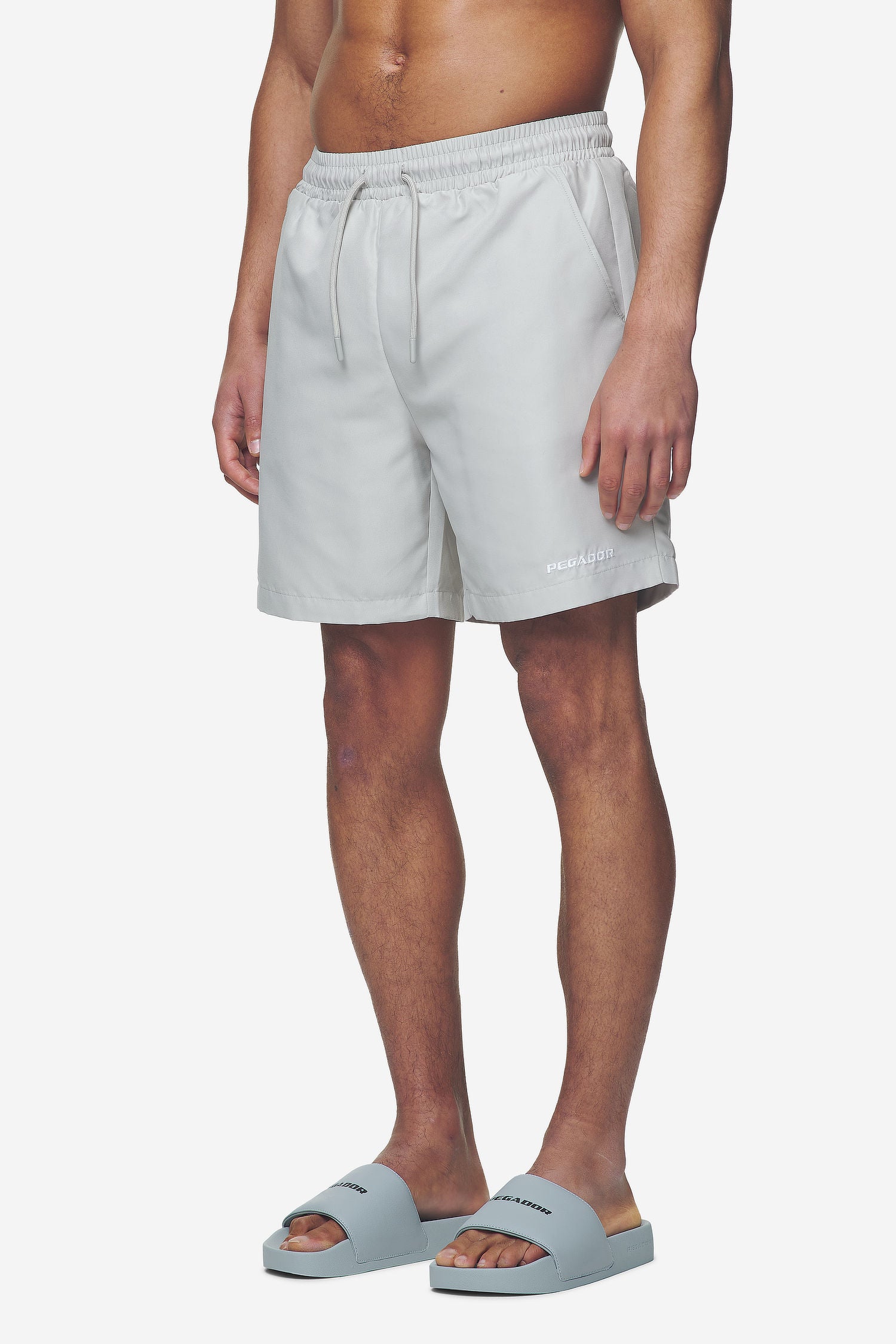 Pegador Logo Swim Shorts Pearl Grey Seitenansicht aus der Next Wave Kollektion für Herren