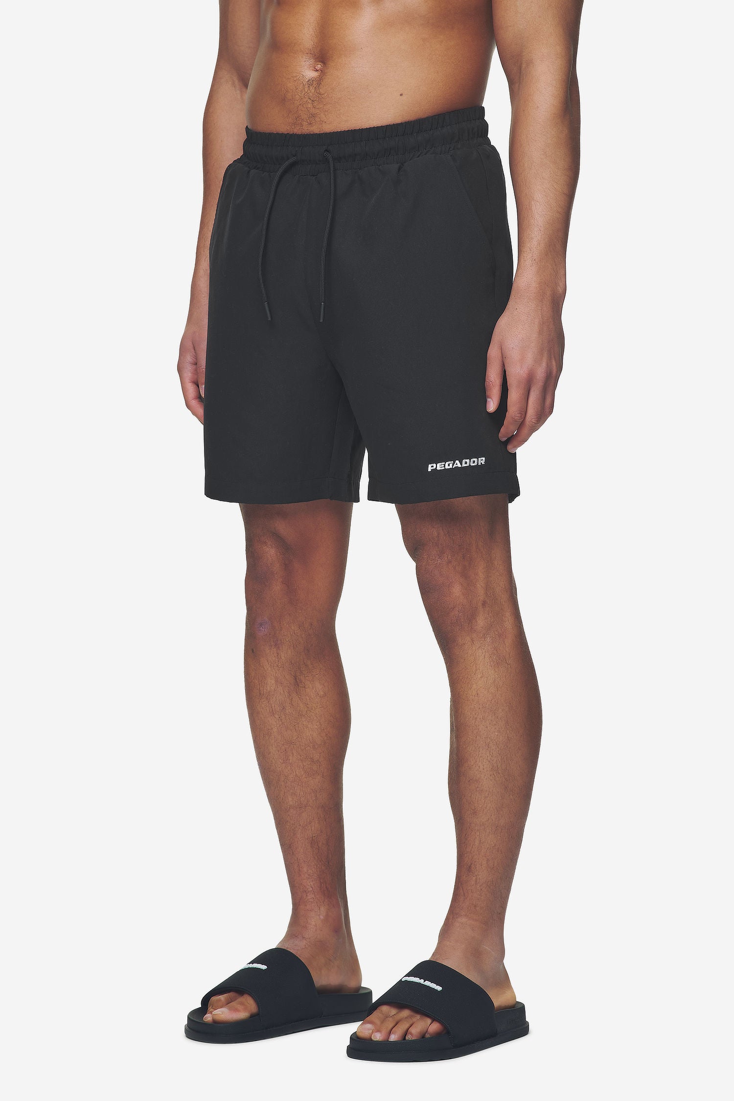 Pegador Logo Swim Shorts Black Seitenansicht aus der Next Wave Kollektion für Herren