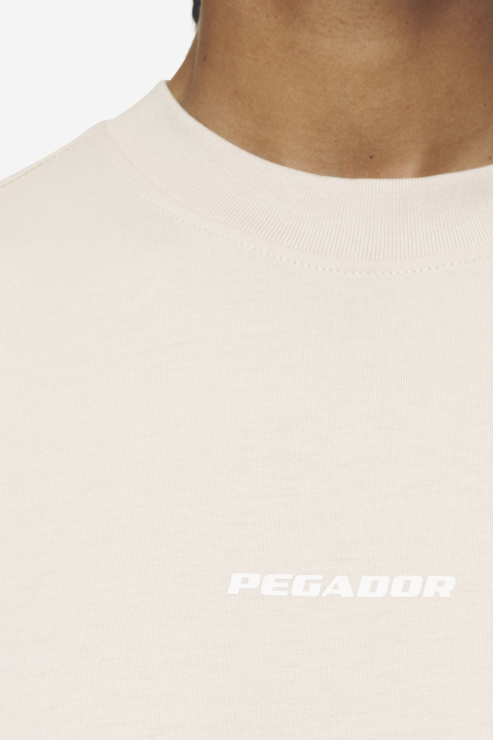 Pegador Arendal Logo Heavy Oversized Tee Washed Coast Sand White Detailshot aus der Next Wave Kollektion für DaHerren