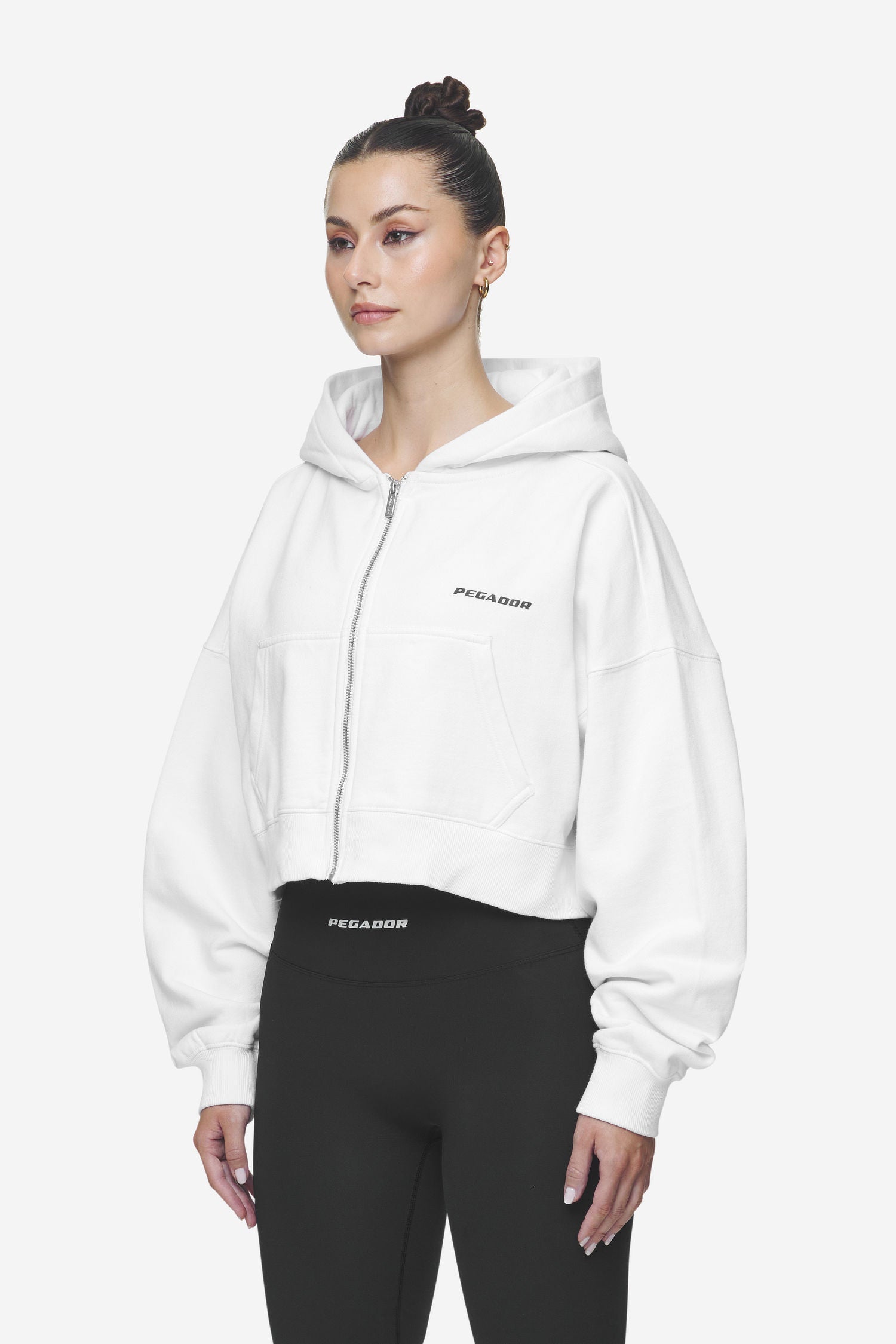 Pegador Lana Logo Cropped Sweat Jacket White Black Detailshot aus der Next Wave Kollektion für DaHerren