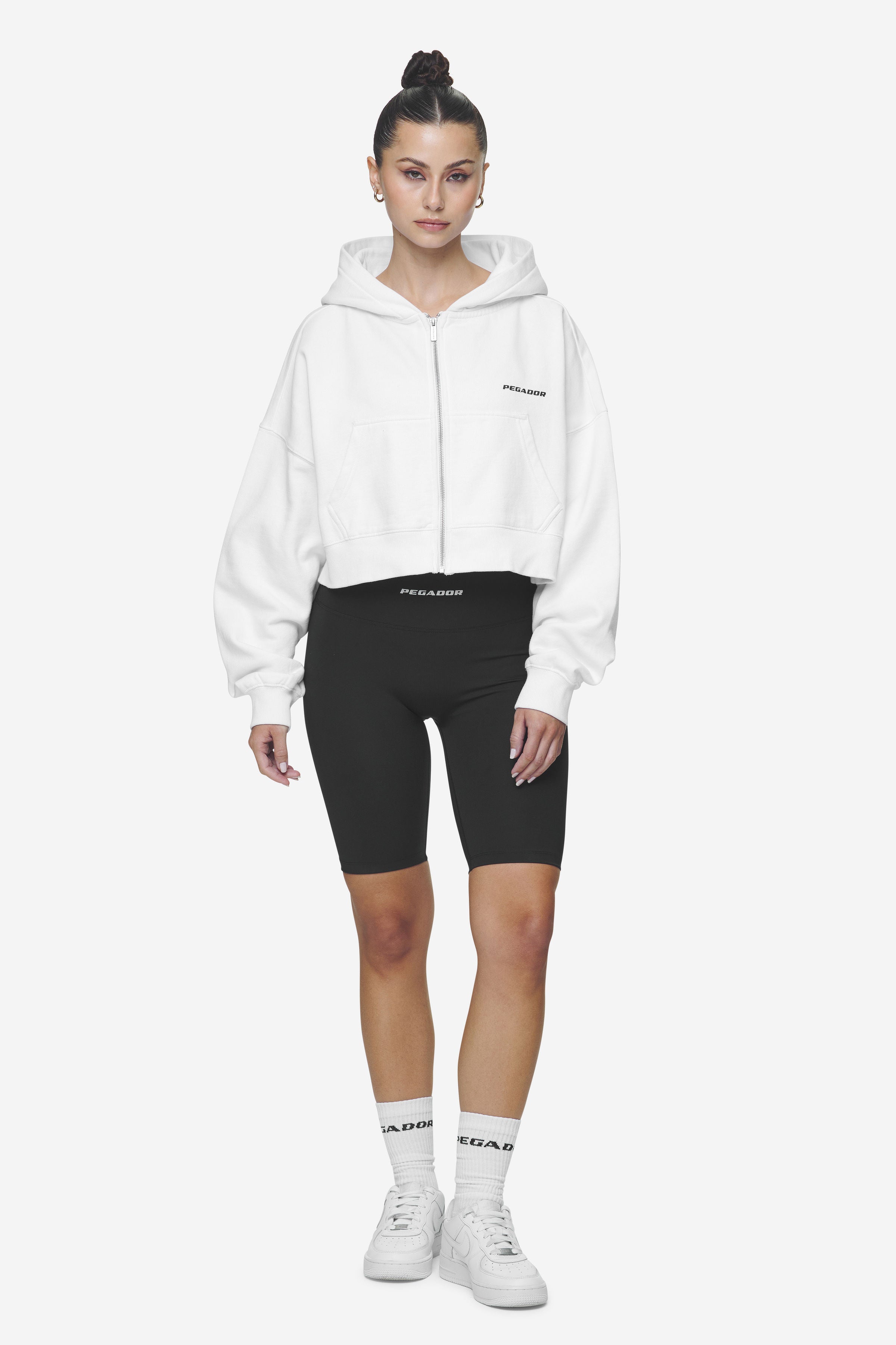 Pegador Lana Logo Cropped Sweat Jacket White Black Ganzkörper Bild aus der Next Wave Kollektion für DaHerren