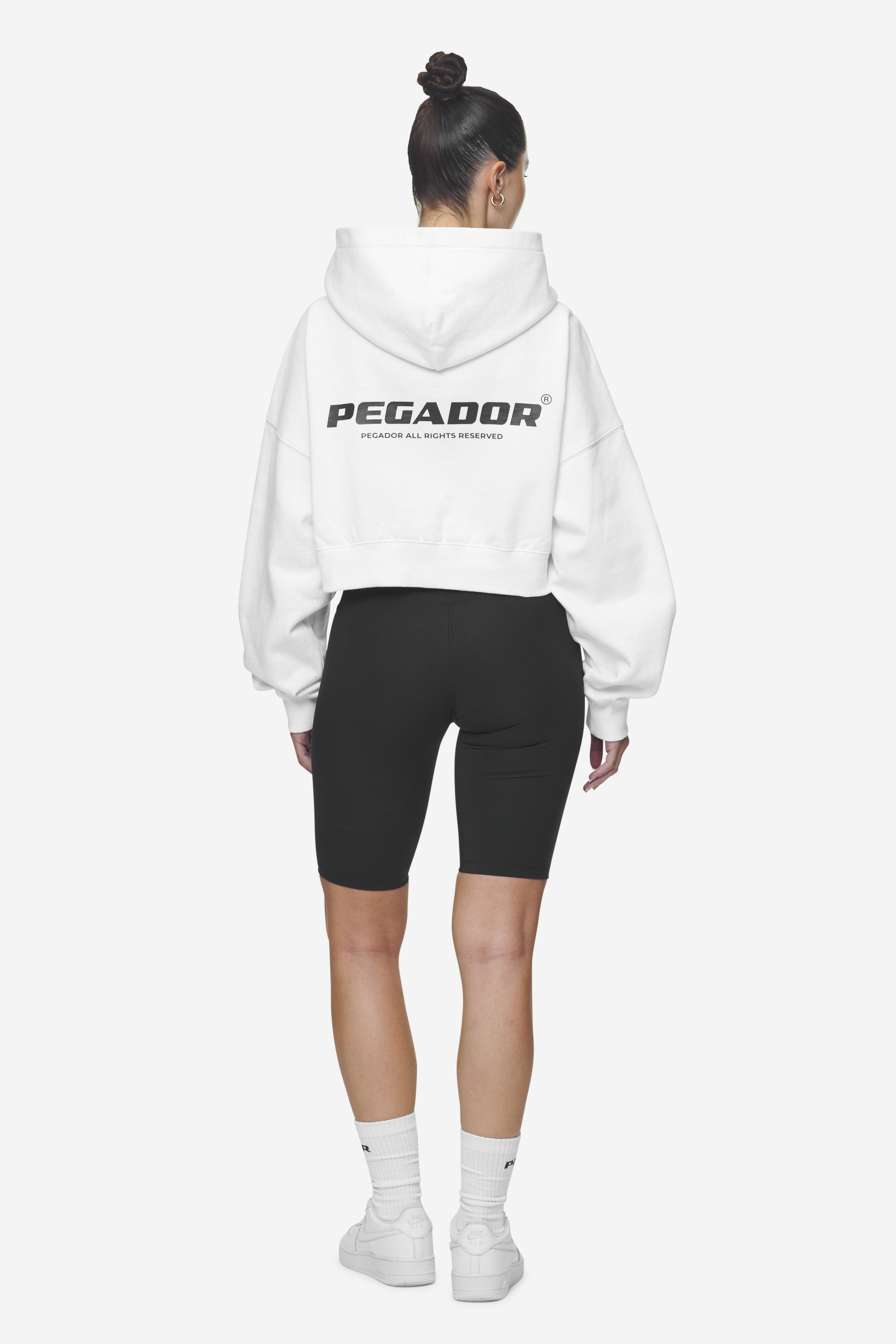 Pegador Lana Logo Cropped Sweat Jacket White Black Seitenansicht aus der Next Wave Kollektion für DaHerren