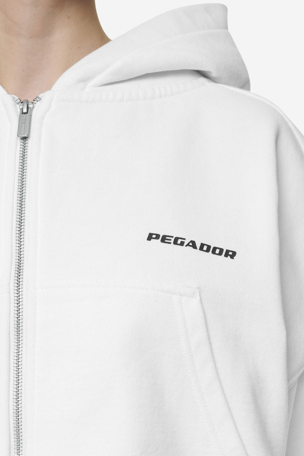 Pegador Lana Logo Cropped Sweat Jacket White Black Detailshot aus der Next Wave Kollektion für DaHerren