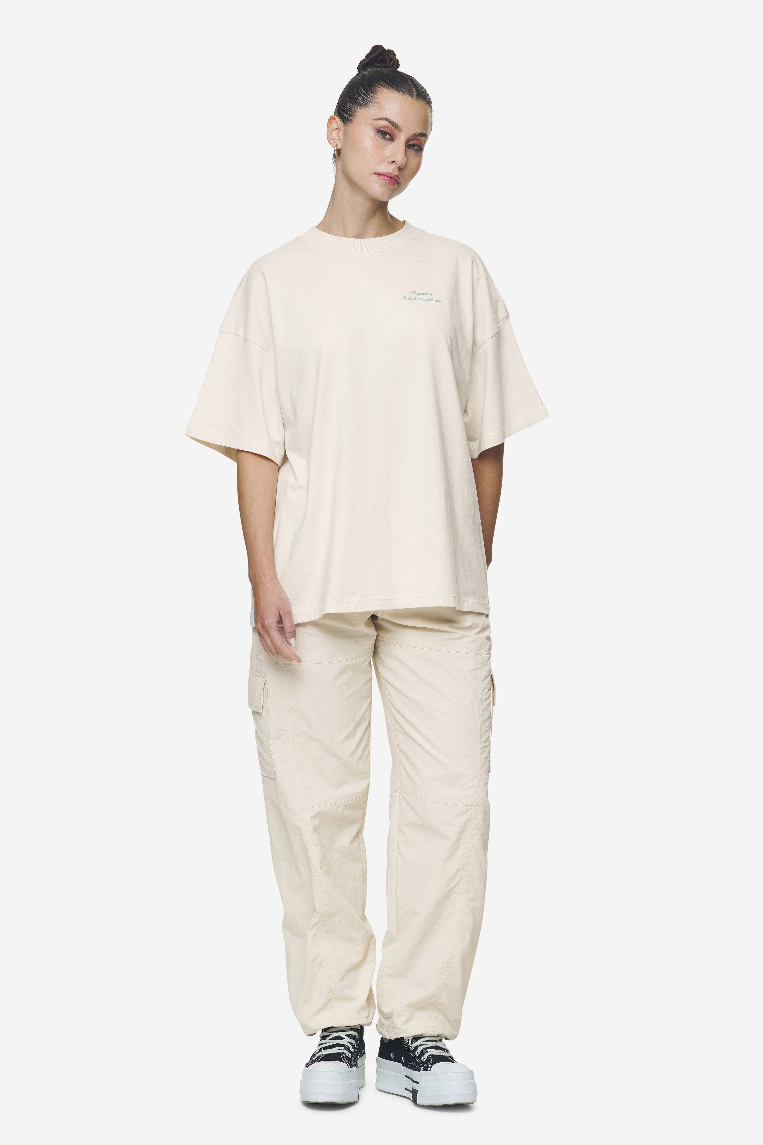 Pegador Yebra Heavy Oversized Tee Washed Coast Sand Ganzkörper Bild aus der Next Wave Kollektion für DaHerren