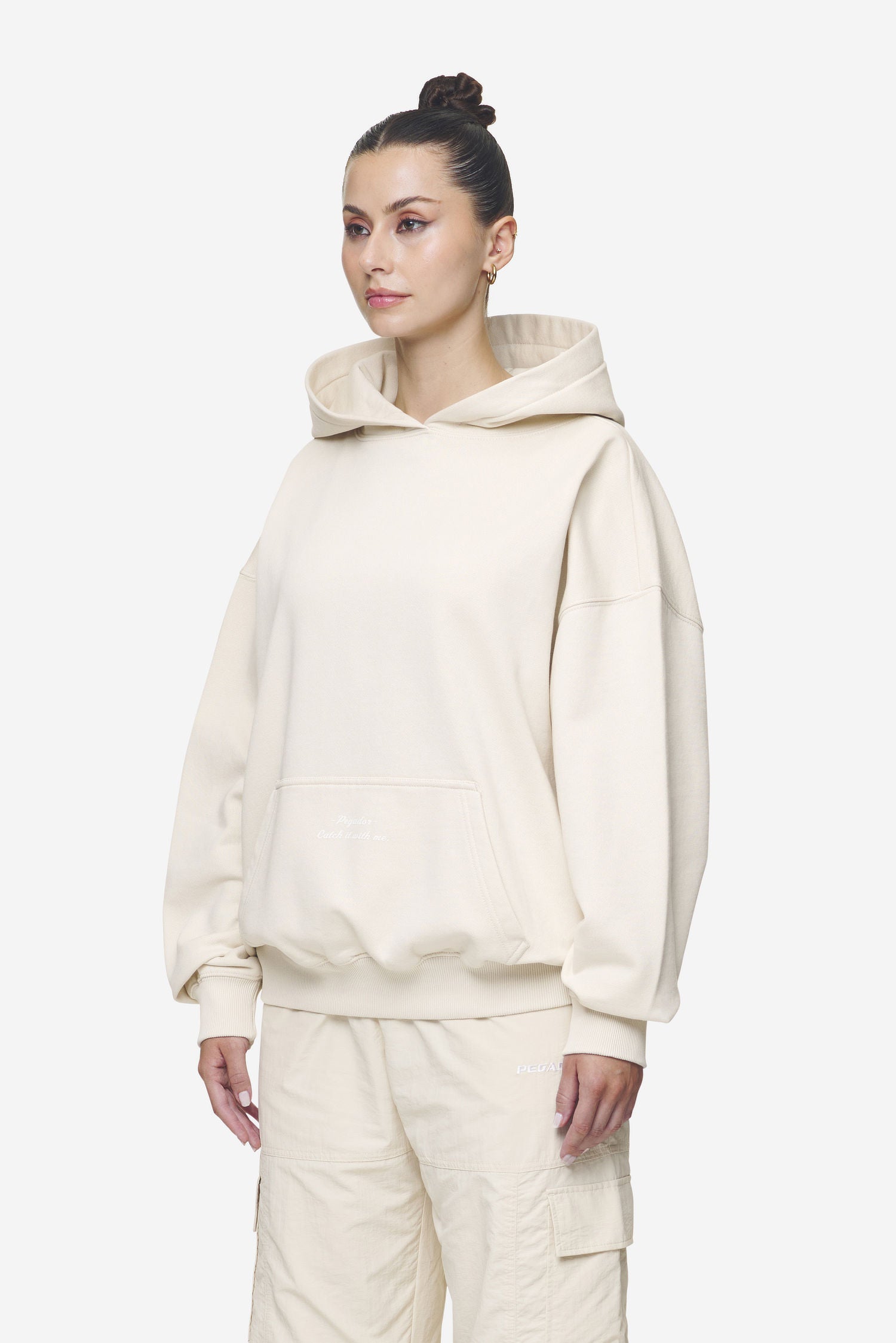 Pegador Yebra Oversized Hoodie Washed Coast Sand Detailshot aus der Next Wave Kollektion für DaHerren