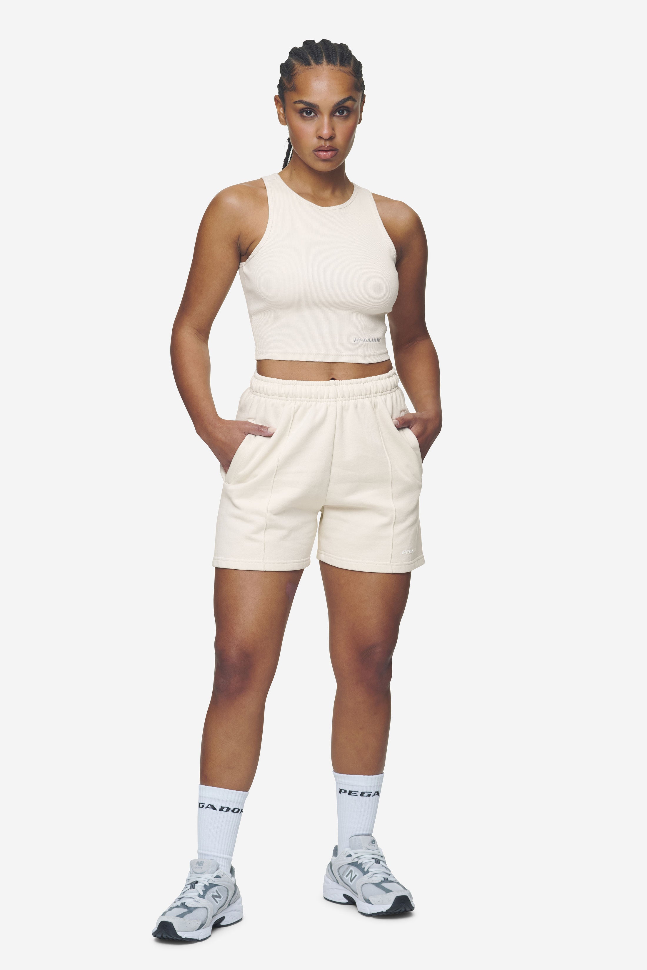 Pegador Sully High Waisted Shorts Washed Coast Sand White Gum Ganzkörper Bild aus der Next Wave Kollektion für DaHerren