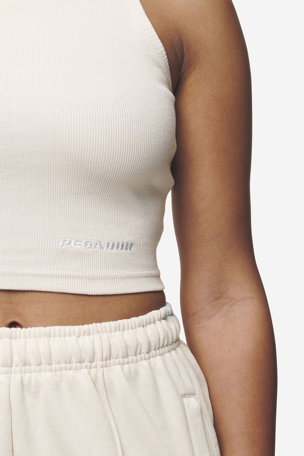 Pegador Ayla Crop Top Washed Coast Sand White Detailshot aus der Next Wave Kollektion für DaHerren