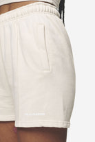 Pegador Sully High Waisted Shorts Washed Coast Sand White Gum Detailshot aus der Next Wave Kollektion für DaHerren